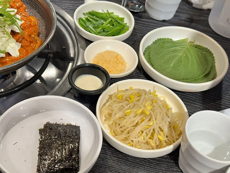깻잎과 김에 콩나물 부추 쭈꾸미를 올린 쌈