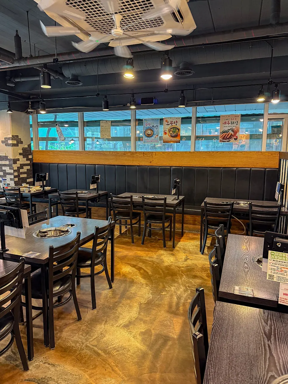 View of the dining hall with tables at Songjjujip Magok