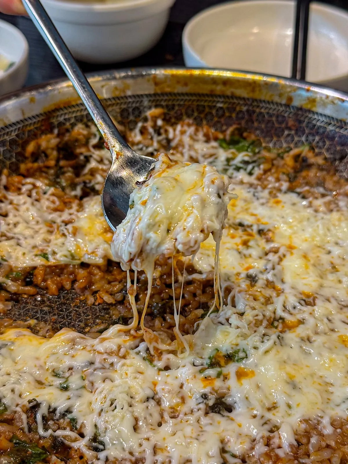 Snow-cheese fried rice with a long cheese pull