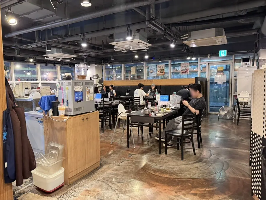 4인석 테이블로 구성된 송쭈집 마곡점 내부