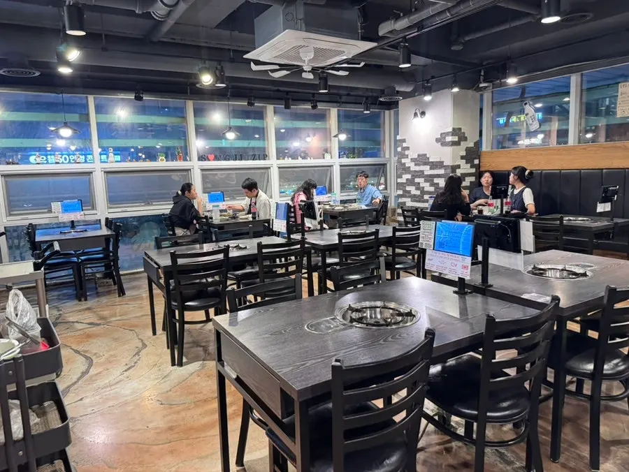 테이블이 넉넉하게 놓인 매장 홀