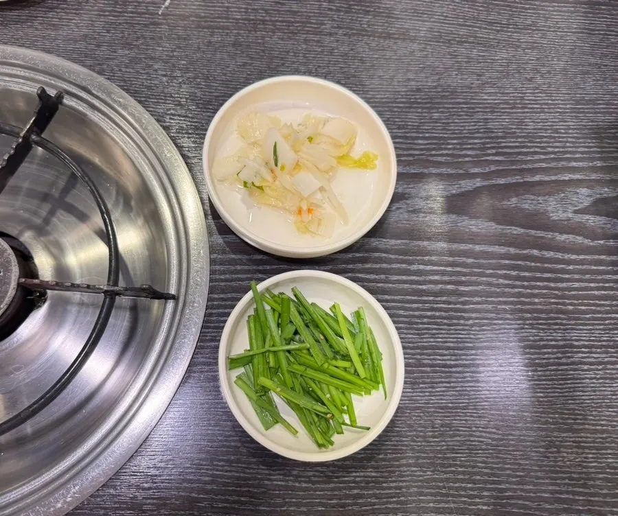 샐러드 깻잎 콩나물 김 흰김치 부추 밑반찬