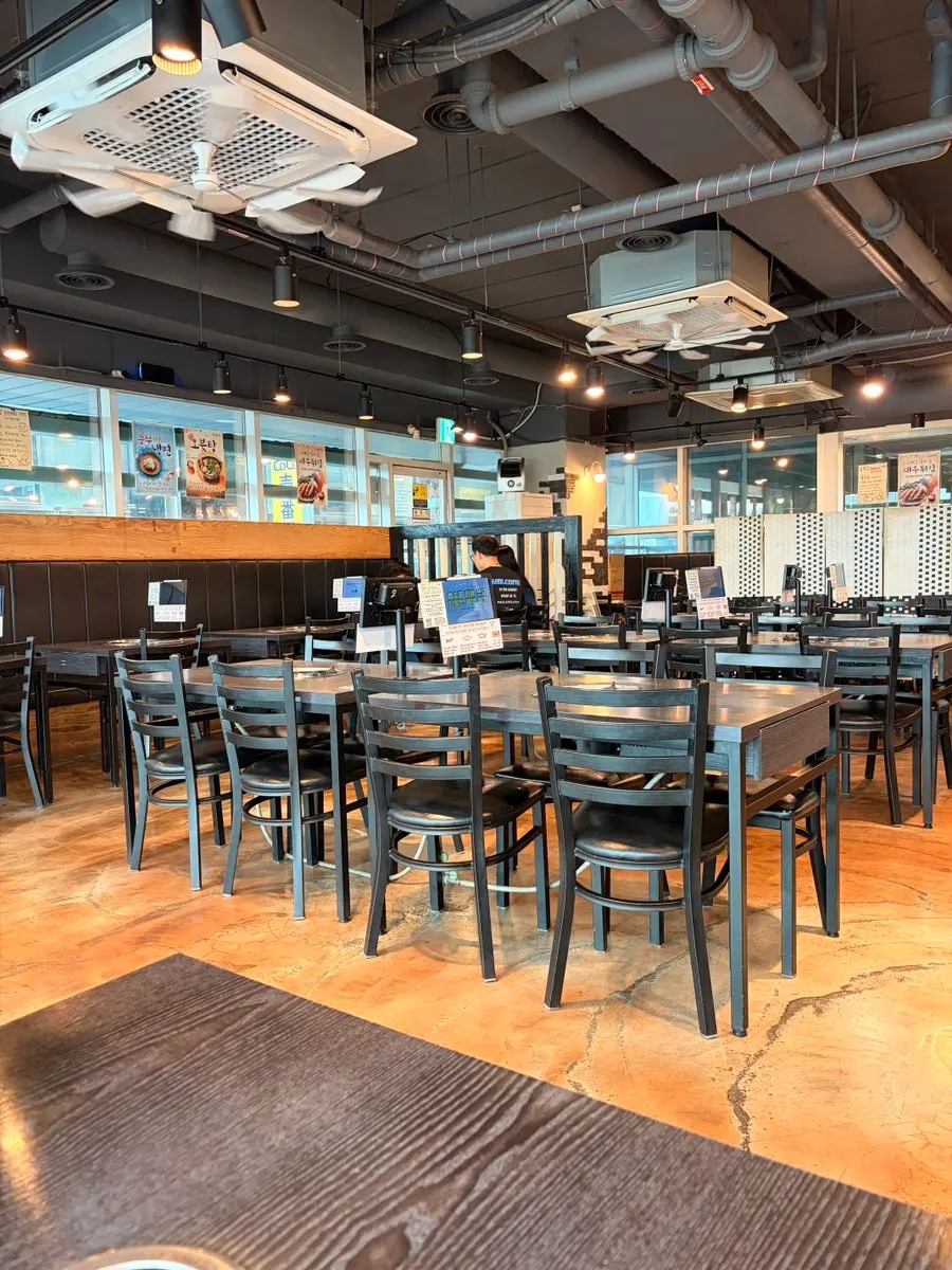 Spacious dining hall seating at Songjjujip Magok