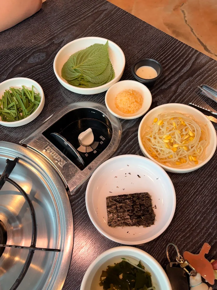 Wrap vegetables including perilla leaf, chives, flying fish roe, and bean sprouts