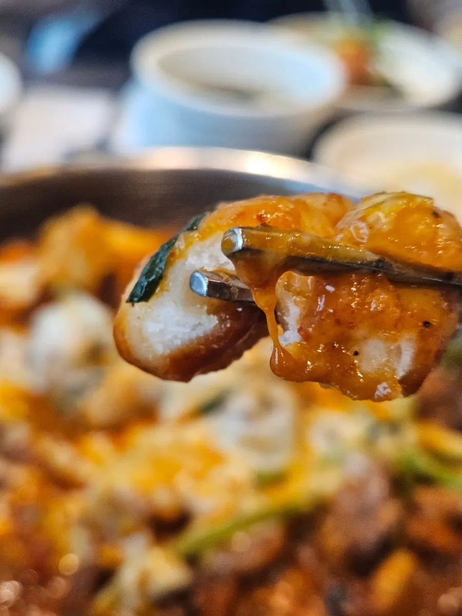 Close-up of the seasoned octopus and cheese rice cake
