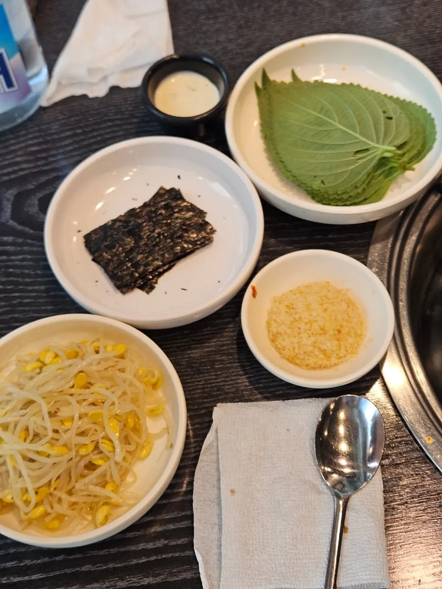 Interior and seating at Songjjujip Magok