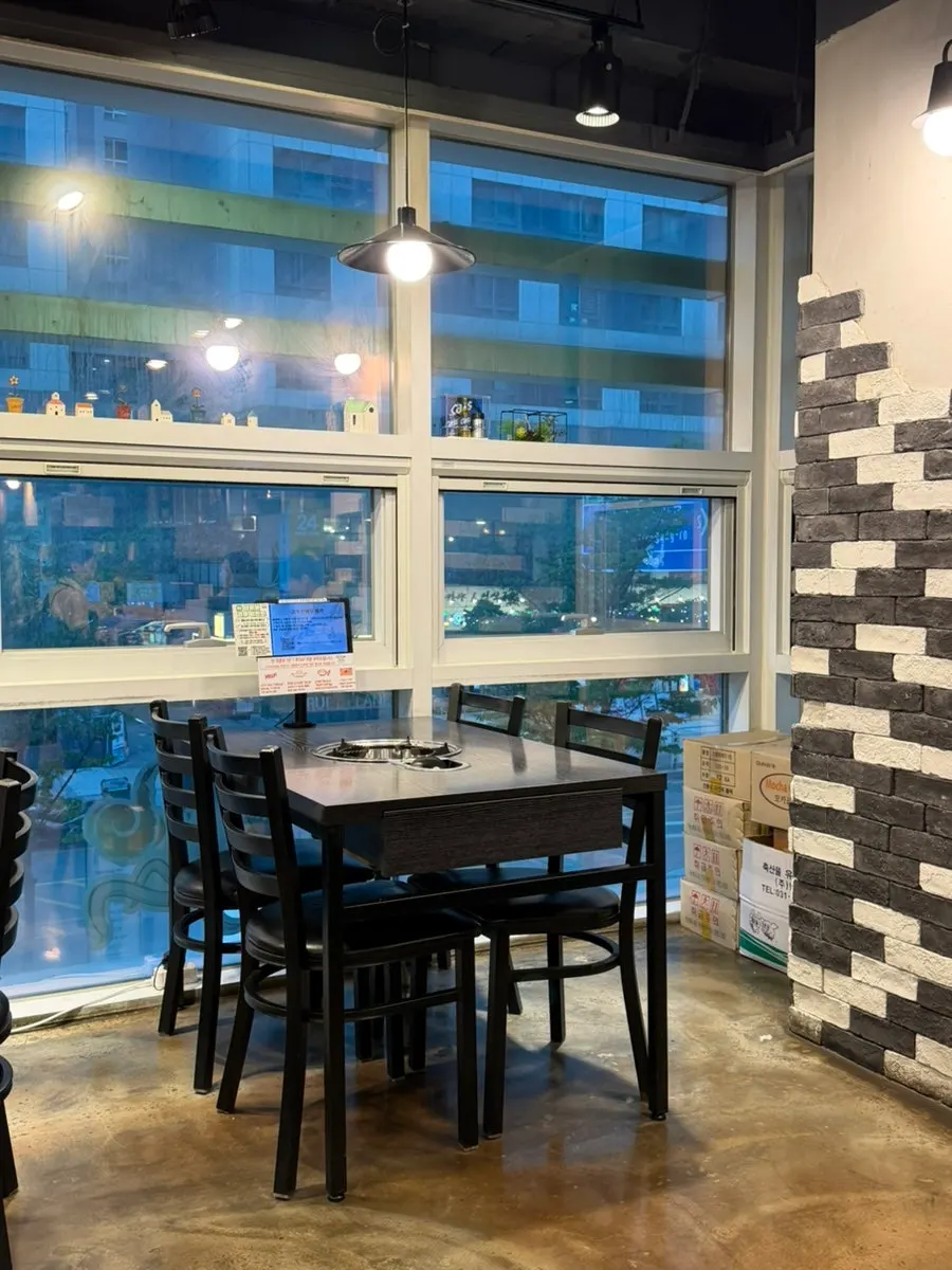 Spacious dining hall at Songjjujip Magok lined with four-person tables