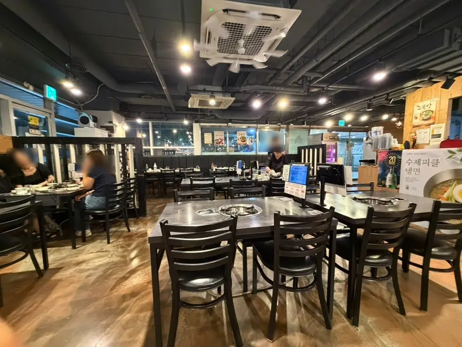 Songjjujip Magok restaurant emptied out after the meal