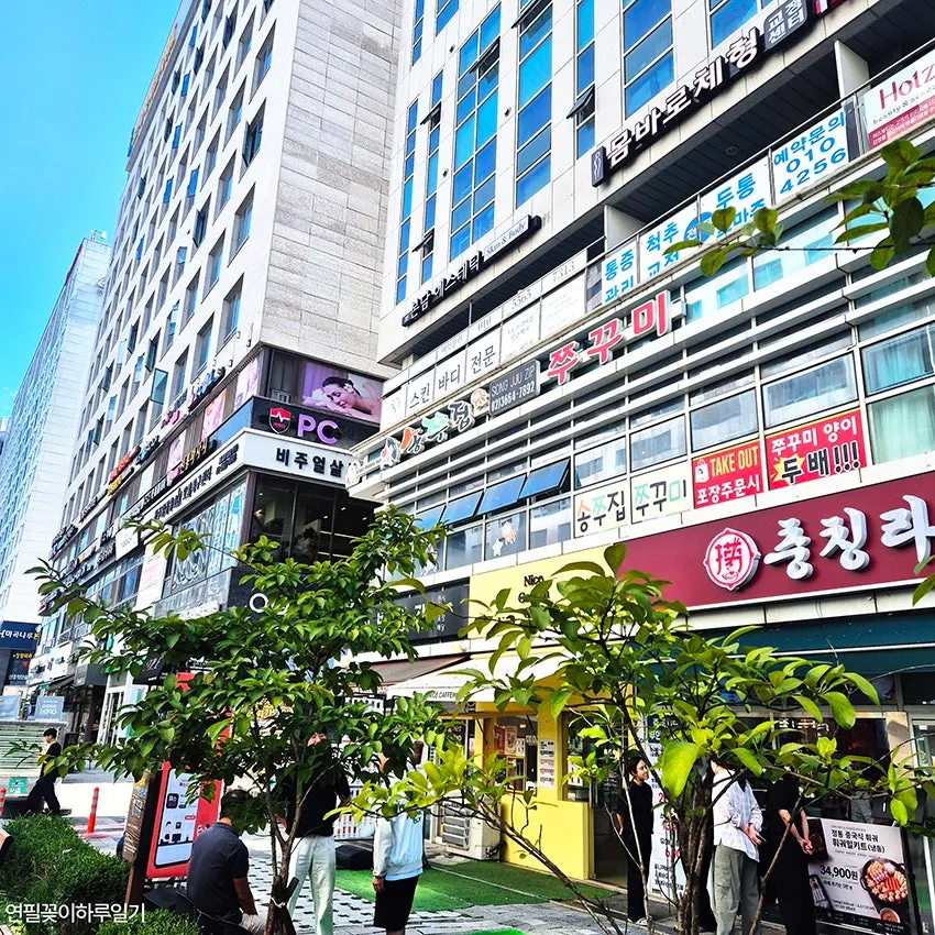 View of the building housing Songjjujip Magok near Magoknaru Station