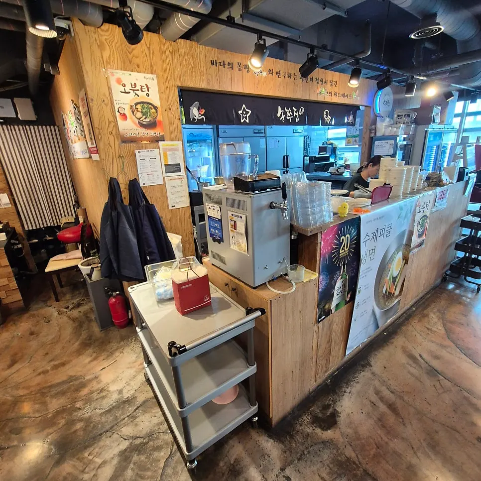 Spacious table layout inside Songjjujip Magok