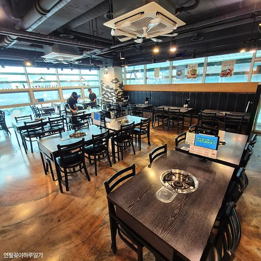 Seating well suited for group gatherings at Songjjujip Magok