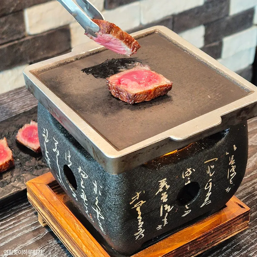 Grilling hanwoo sirloin on a personal mini solid-fuel brazier