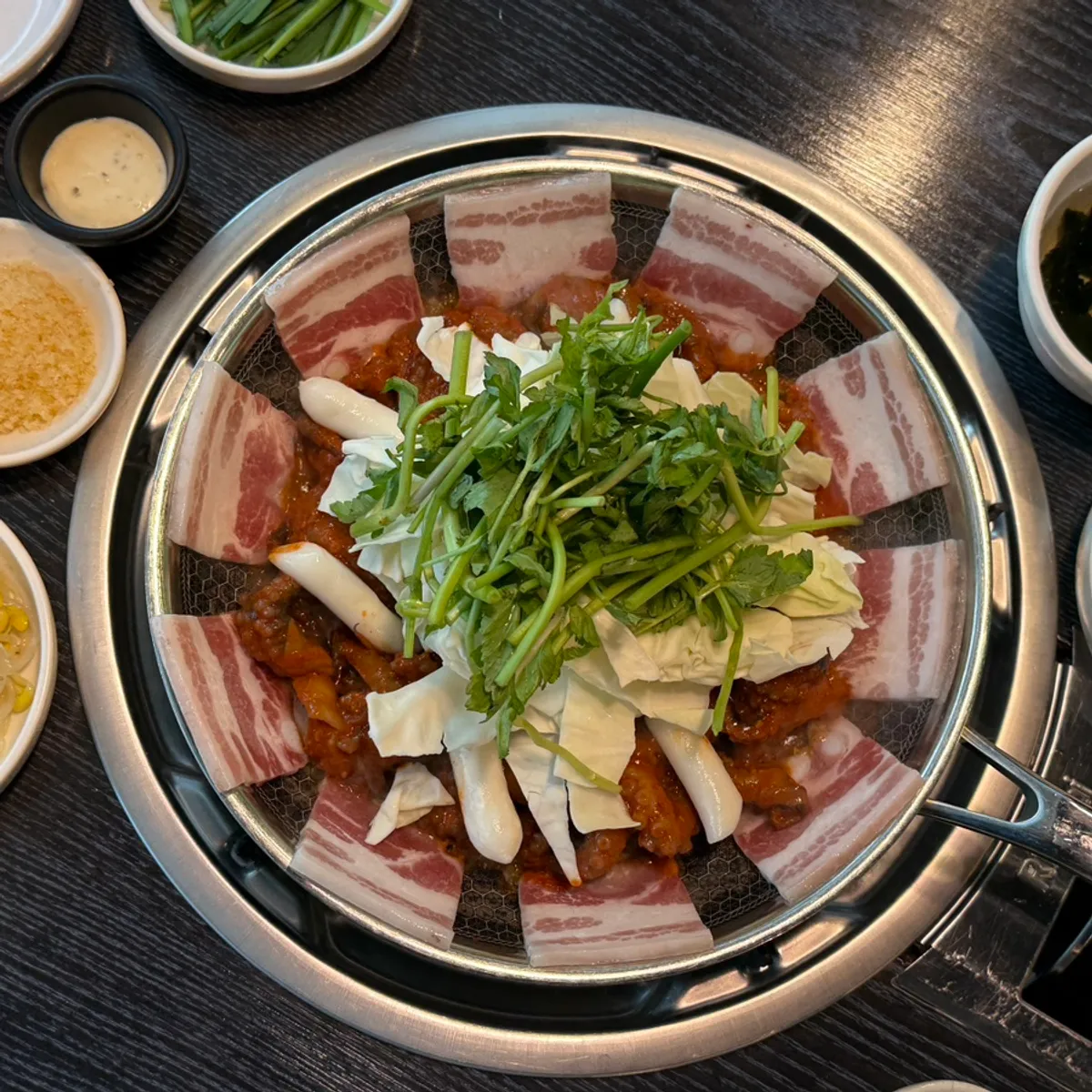 Main photo of the octopus and sari set at Songjjujip Magok