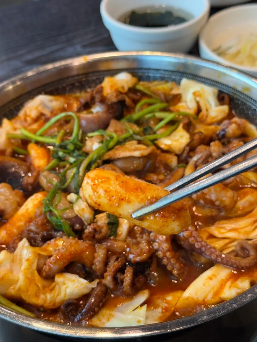 Cheese rice cake add-in coated in sauce