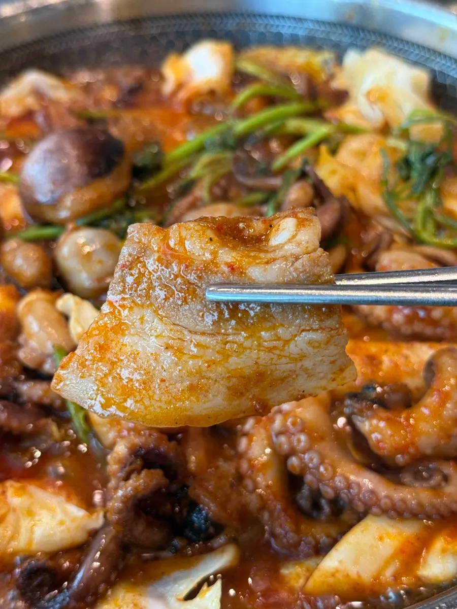 Rice cake add-in mixed with vegetables in the octopus stir-fry