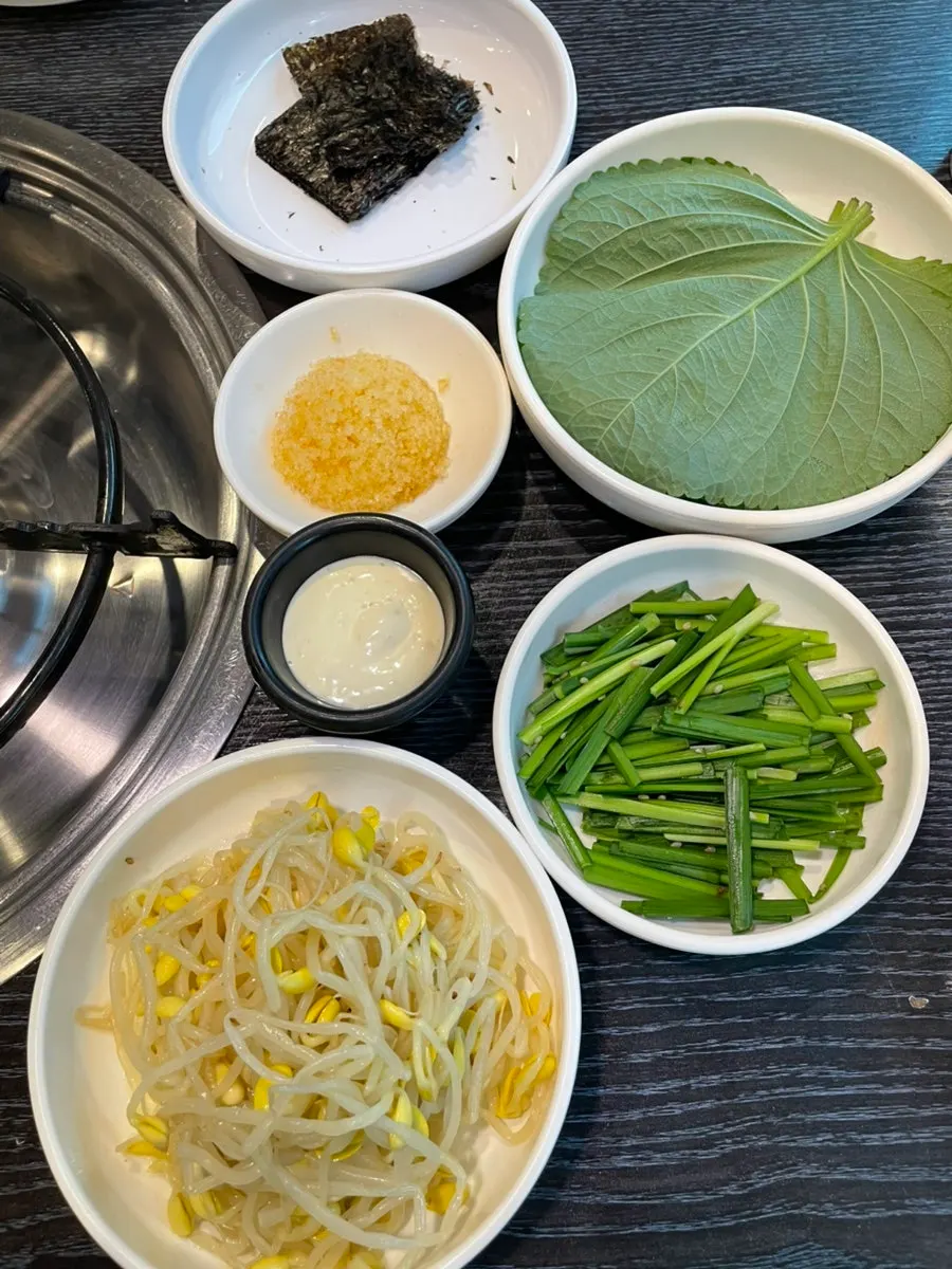 Guarniciones básicas de Songjjujip Magok con hoja de perilla y alga