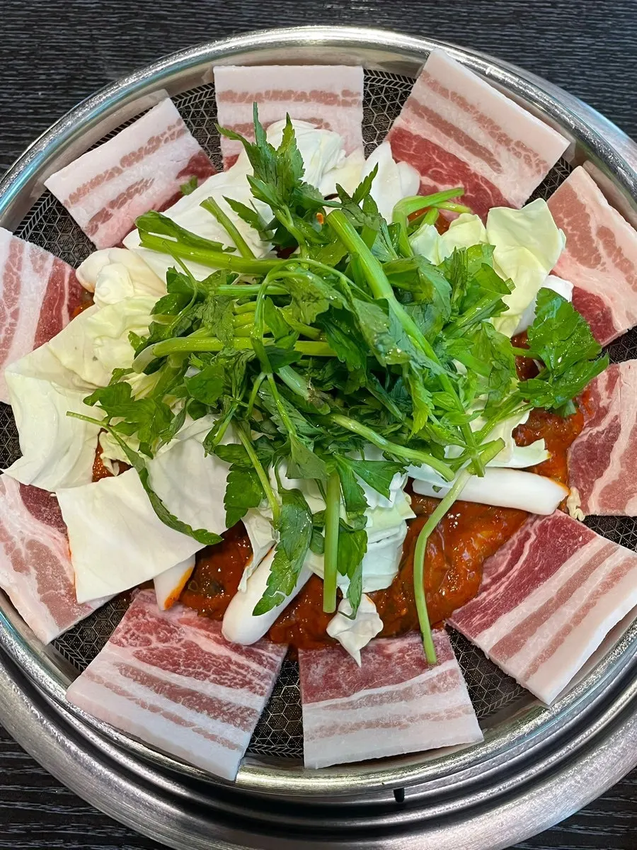 Jjukkumi sarimongttang con panceta y minari antes de cocinar