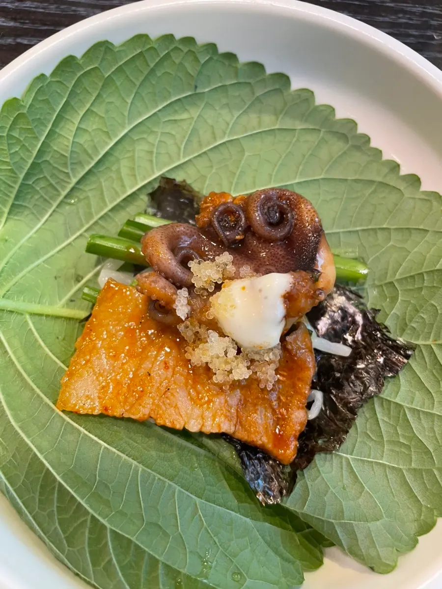 Un trozo de pulpo impregnado de salsa