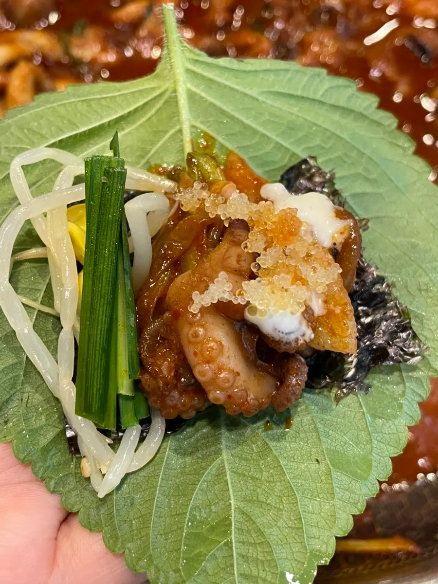 Primer plano del pulpo con salsa picante
