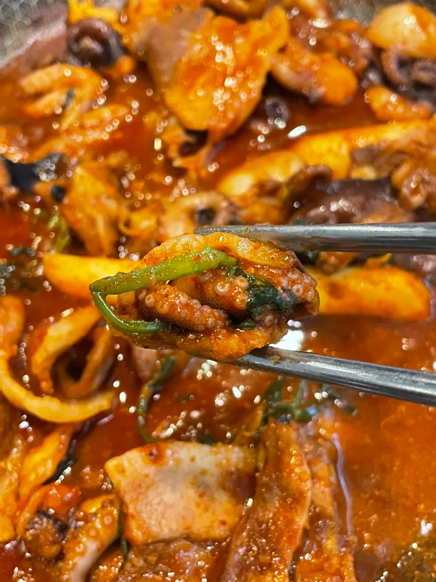 Tteok con queso servido junto al pulpo