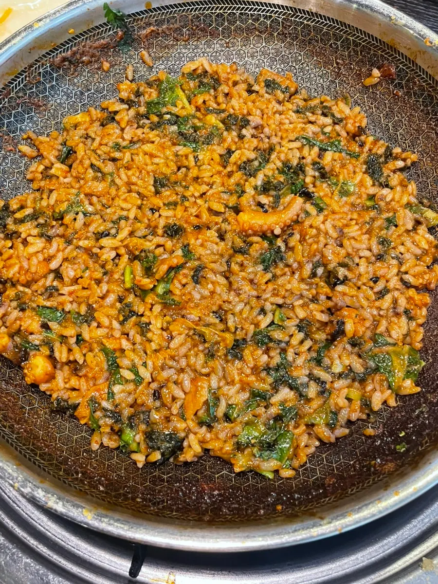 Arroz frito mitad queso nevado, mitad huevas de pez volador