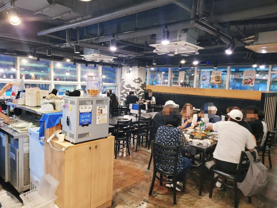 Songjjujip Magok fully packed during evening peak hours