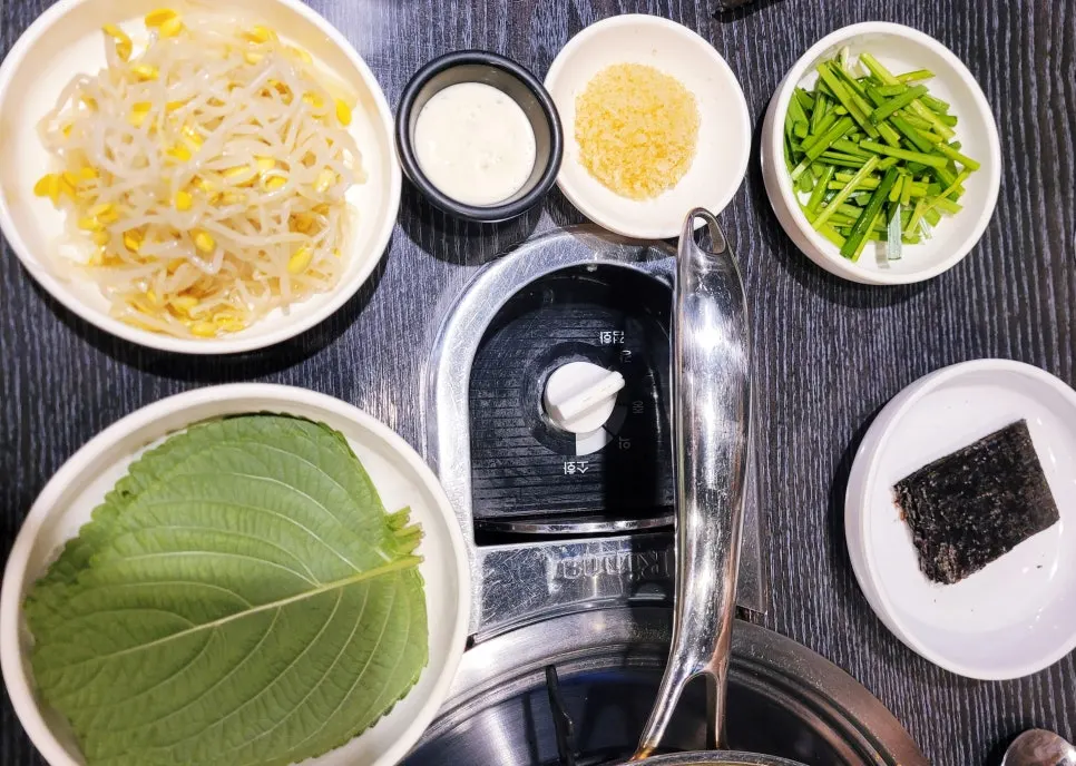 Basic side dishes including perilla leaves, seaweed, and chives