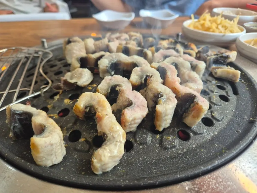 불판 위 민물장어 굽는 모습