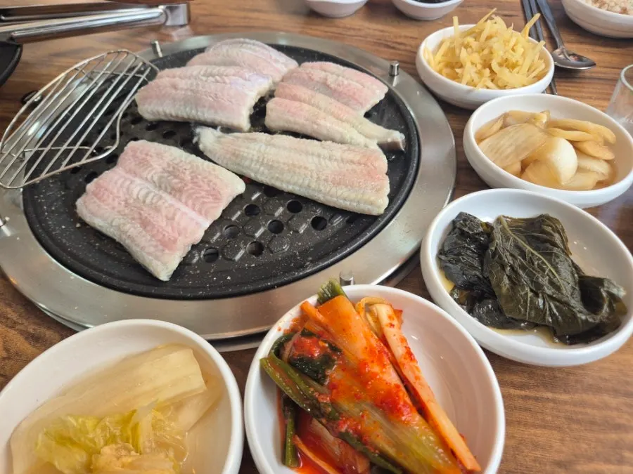 장어와 기본찬이 놓인 식탁
