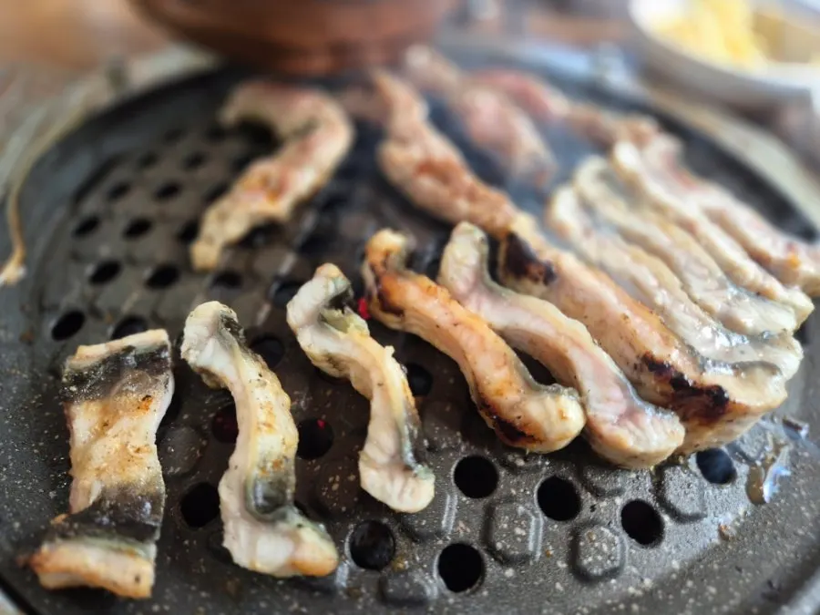 불판에 올린 통삼겹살과 닭목살