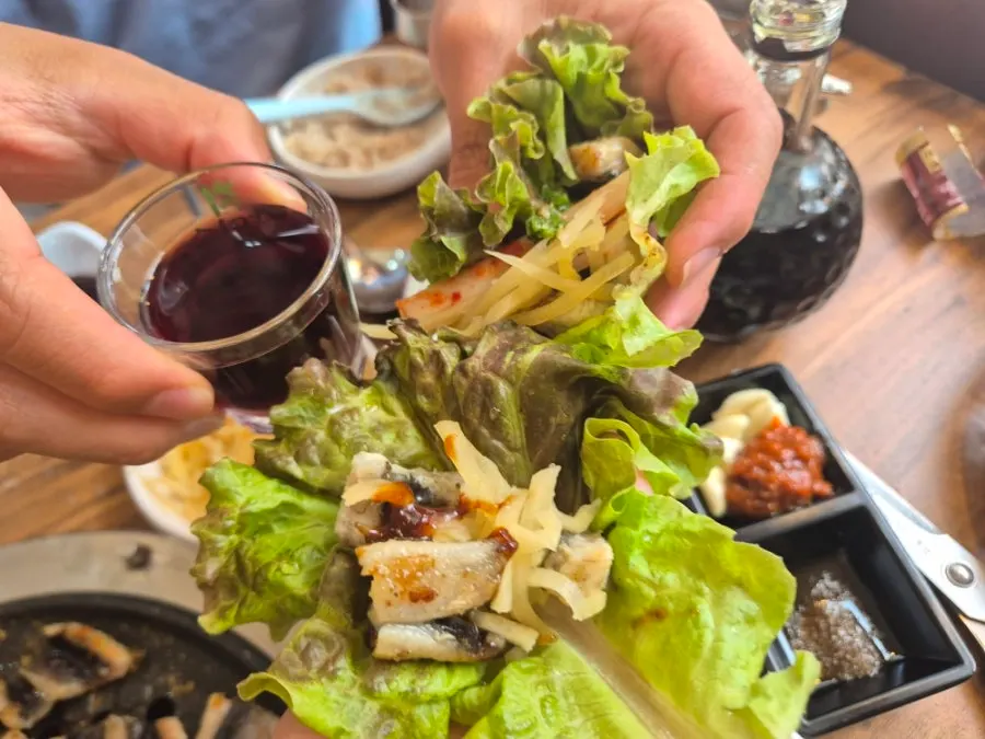 셀프바에서 담아온 곁들임 반찬