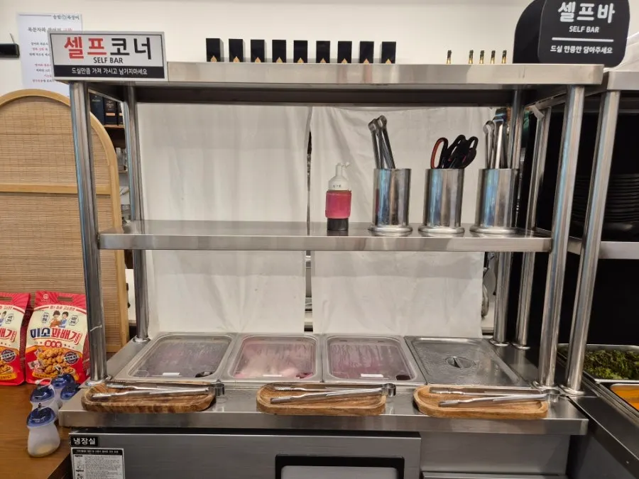 불판과 환기시설이 갖춰진 넓은 매장 내부 좌석