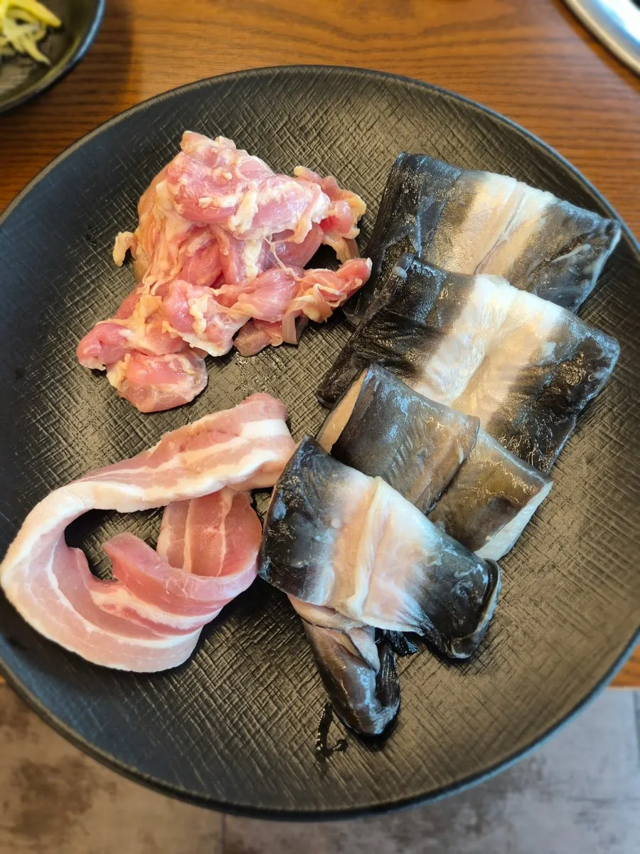 직원이 처음 가져다준 장어와 고기 한 판