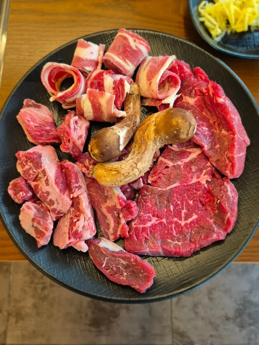 우삼겹과 갈비살, 척아이롤 소고기 3종 접시