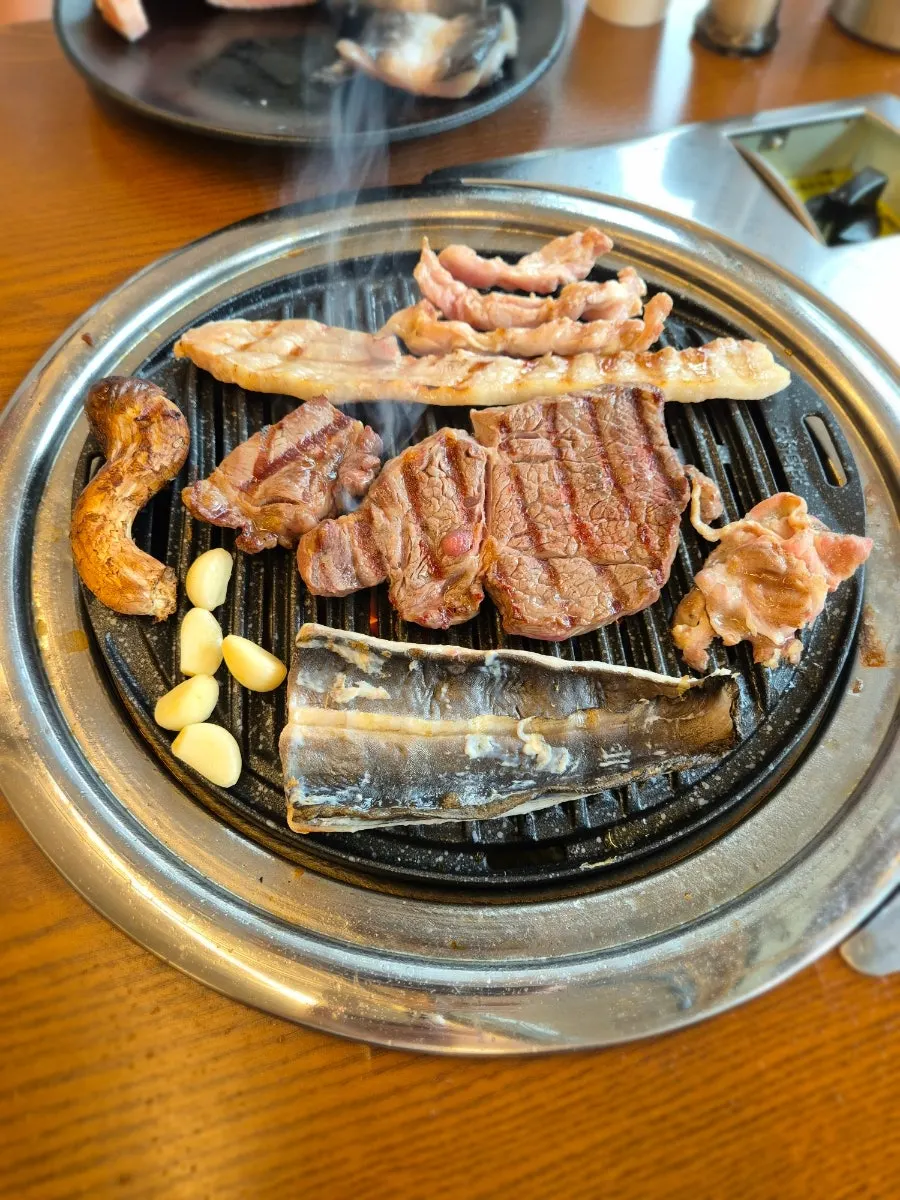 다 구워진 고기를 집어 든 모습