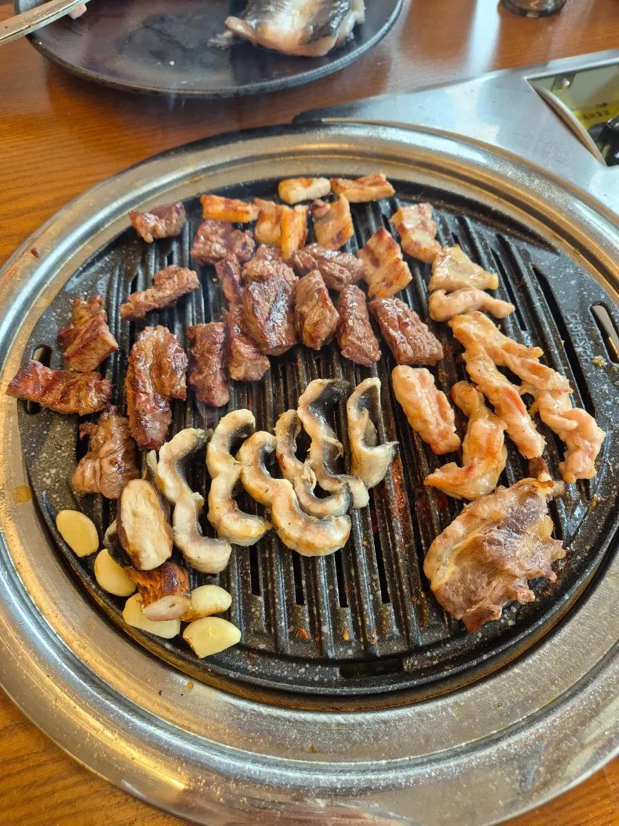 불판에서 구워진 참송이버섯