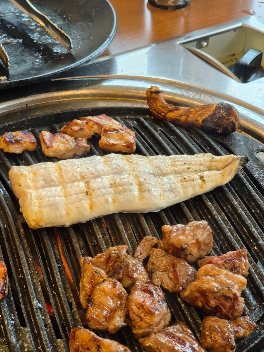 쫄깃한 식감의 구운 참송이버섯 한 조각