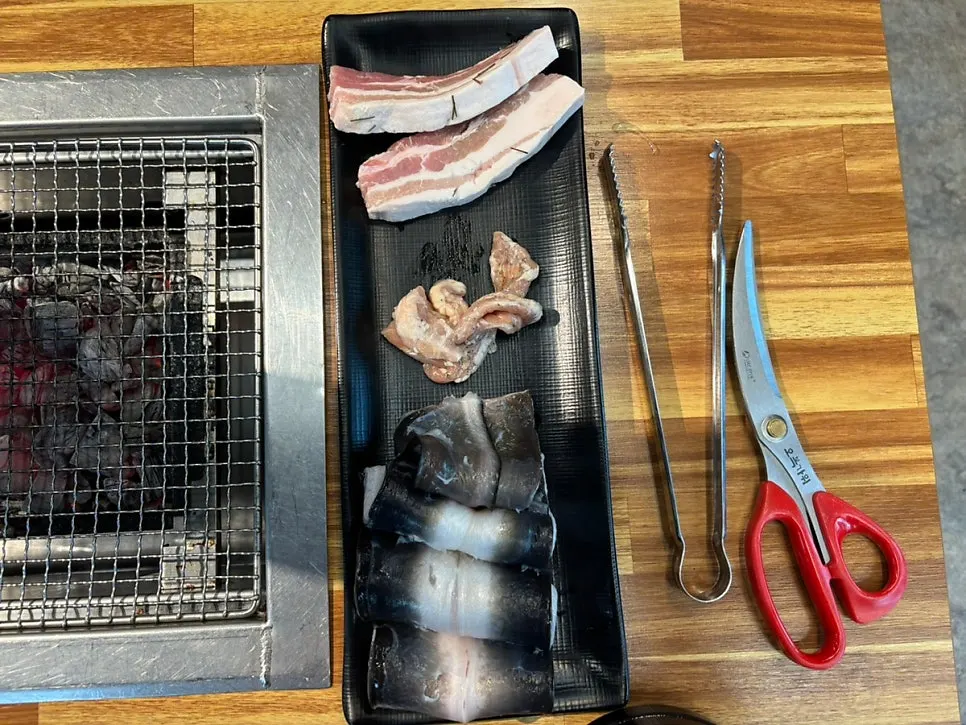 직원이 가져다준 첫 장어 접시