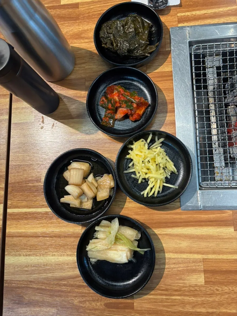 장어와 고기가 놓인 셀프바