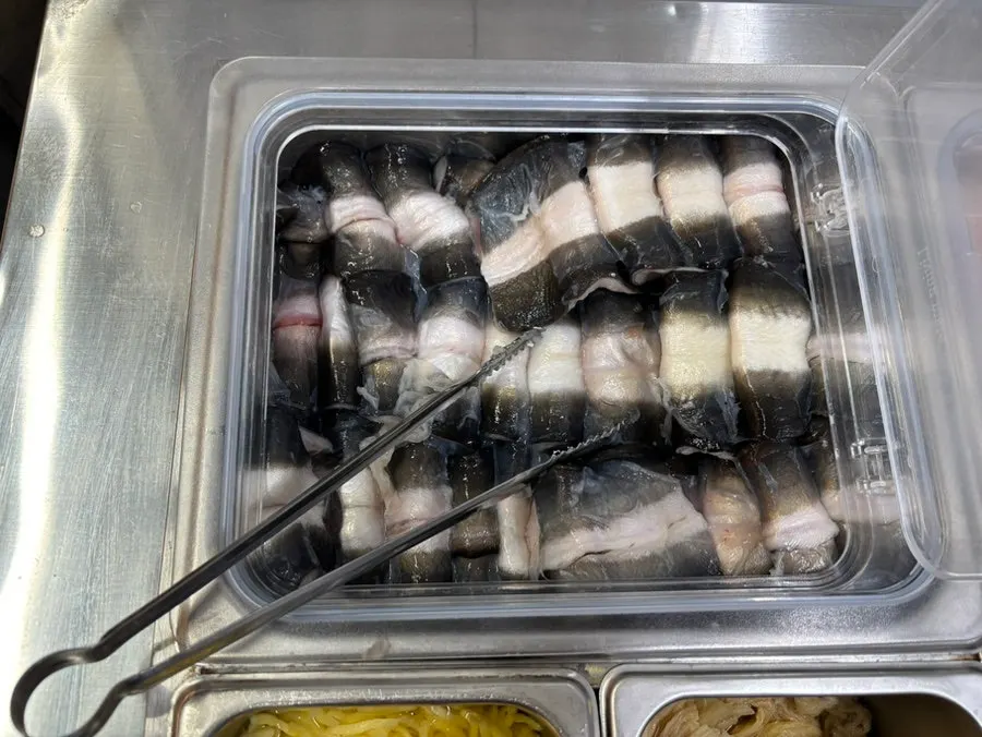 생강과 쌈채소가 놓인 셀프바 반찬 코너