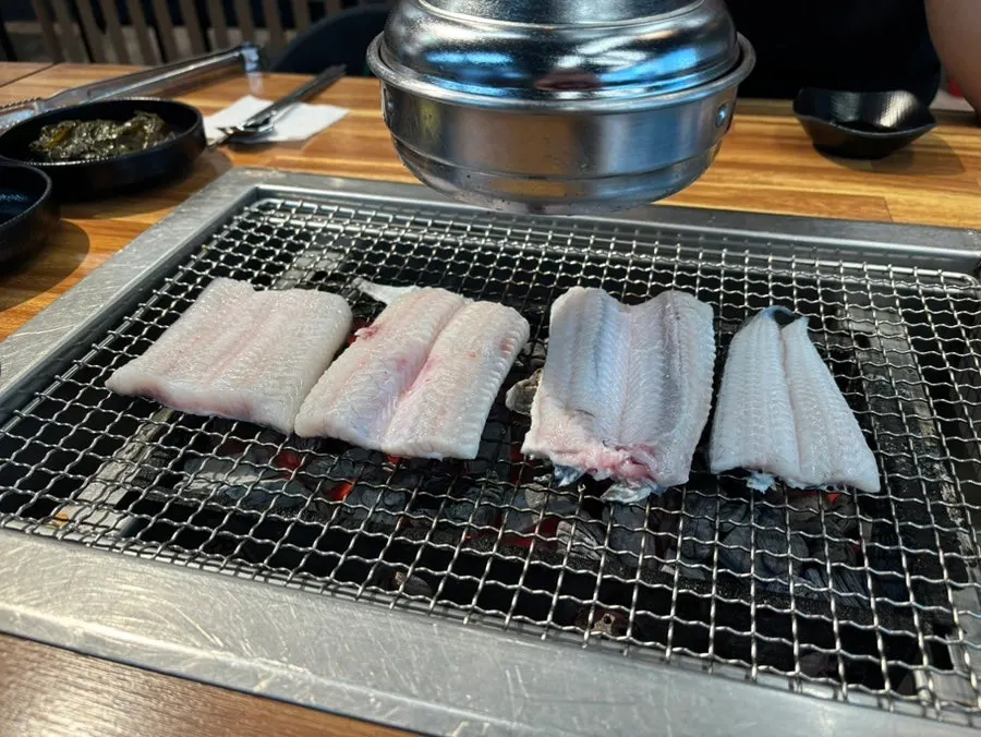 숯불에 올린 국내산 생장어
