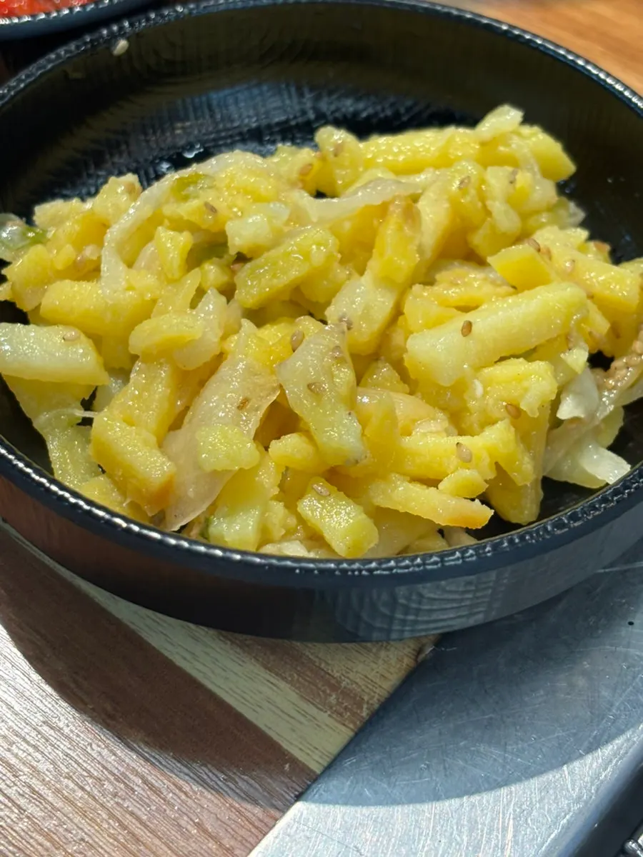 서비스로 나온 감자볶음 한 접시