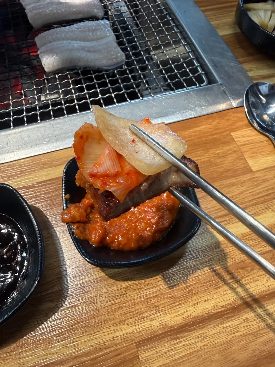 Charcoal-grilled eel wrapped in ramp namul