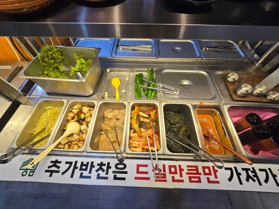 Self-serve extra side dish and vegetable corner