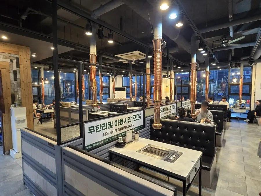 A 4-person table at Songrimbok Jangeo Daejeon Direct Store