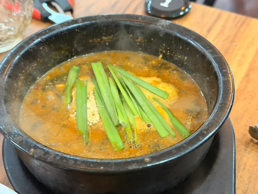 계란 푼 매운 라면 한 젓가락