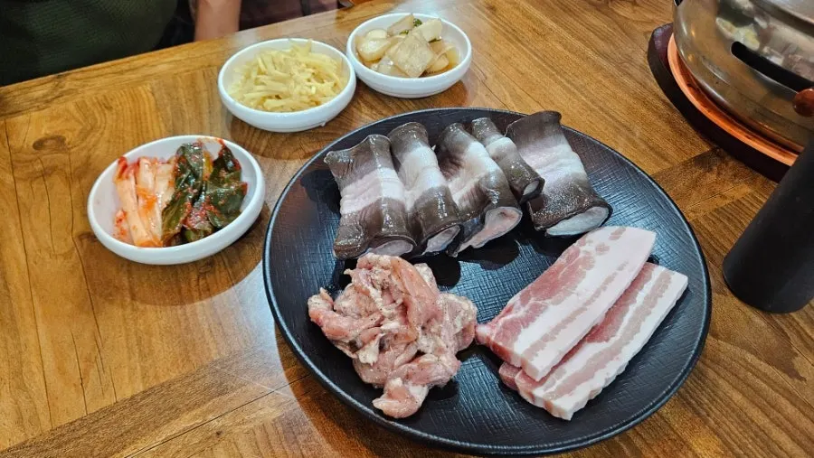손질해 나온 민물장어 한 접시