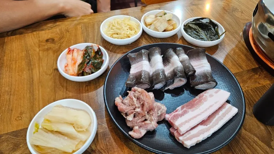 셀프바에서 가져온 고기와 반찬