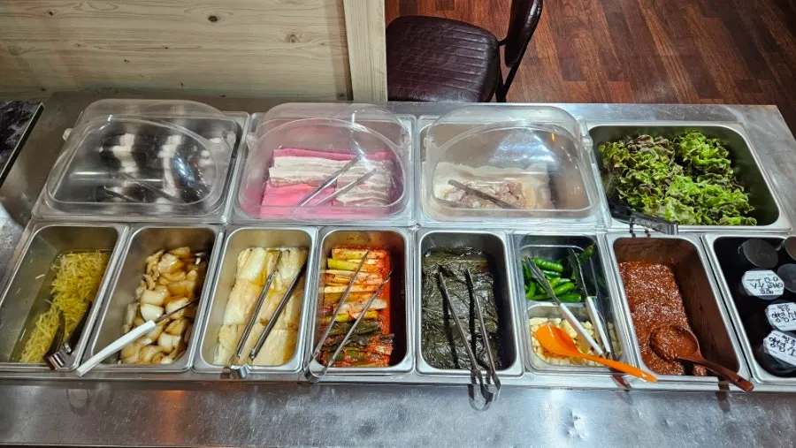 닭목살 삼겹살 쌈야채가 놓인 셀프바