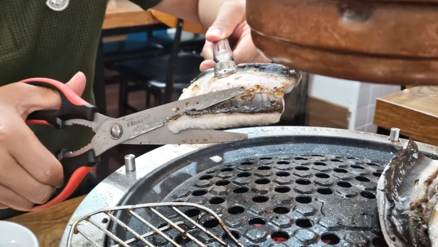 지느러미를 잘라낸 장어 구이